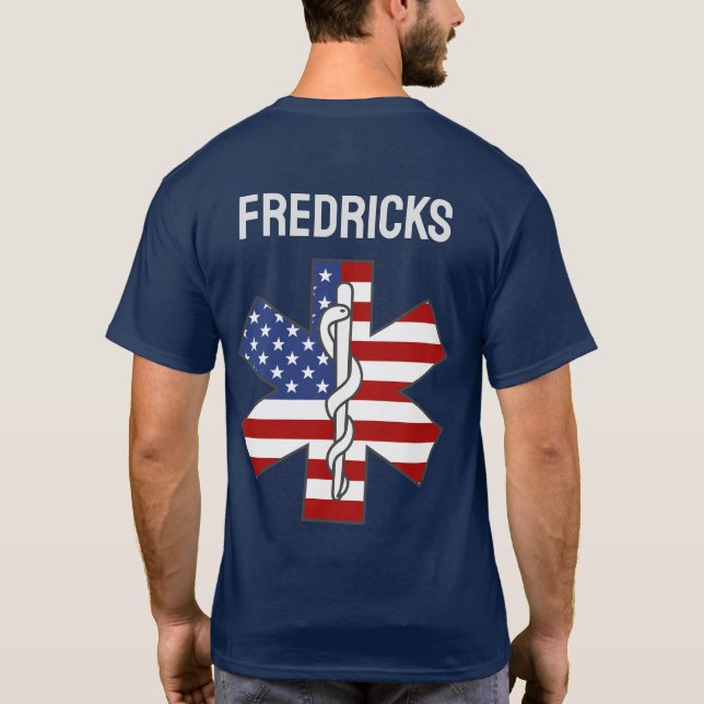 Camiseta Nombre personalizado EMT de la ambulancia patrióti (Reverso)