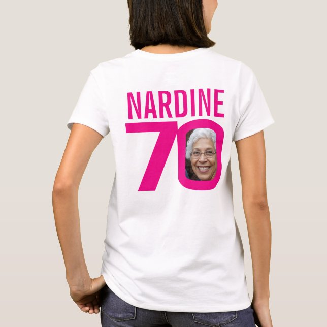 Camiseta Nombre personalizado rosa de 70 años y plantilla d (Reverso)