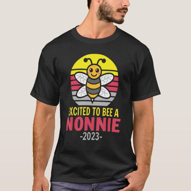 Camiseta Nonnie 2023  Bee  Grandma  Excited To Be A Nonnie (Anverso)