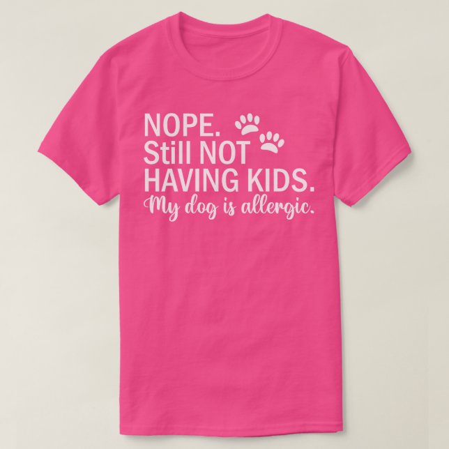 Camiseta NOPE Todavía NO TENIENDO HIJOS Mi perro es alérgic (Diseño del anverso)