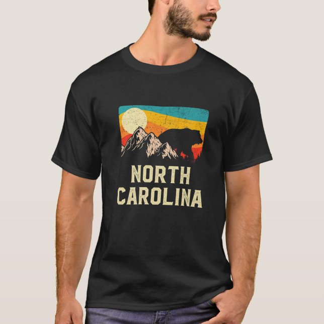 Camiseta North Carolina Nature Wild Bear Retro Sunset Hikin (Anverso)