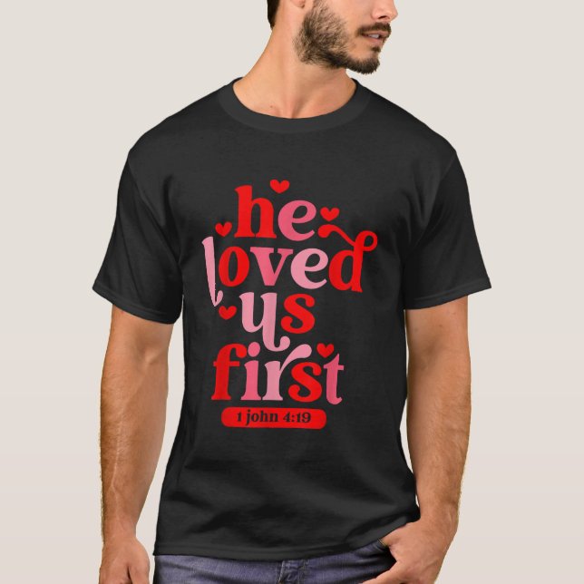 Camiseta Nos Amó La Primera Biblia 1 John 419 Christian Val (Anverso)