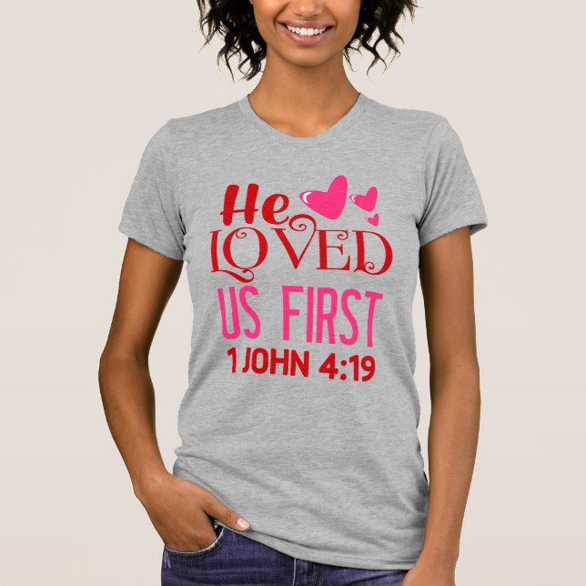 Camiseta Nos Amó Primero (1 John 4:19), Damas (Anverso)