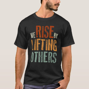 Camiseta Nos elevamos al levantar a otros Cita Inspiradora