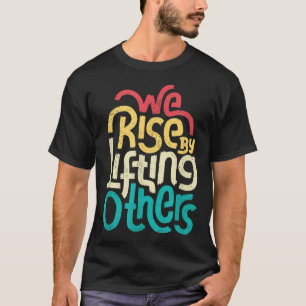 Camiseta Nos Elevamos Al Levantar A Otros - Inspiración Mot
