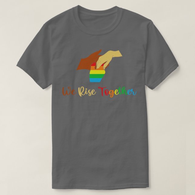 Camiseta Nos levantamos juntos LGBT Q Pride Social1 (Diseño del anverso)