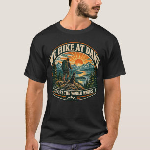 Camiseta Nosotros Hacemos Senderismo al Amanecer Antes de q
