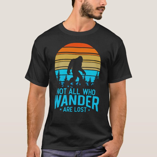 Camiseta Not All Who Wander are Lost | Bigfoot Retro Design (Anverso)