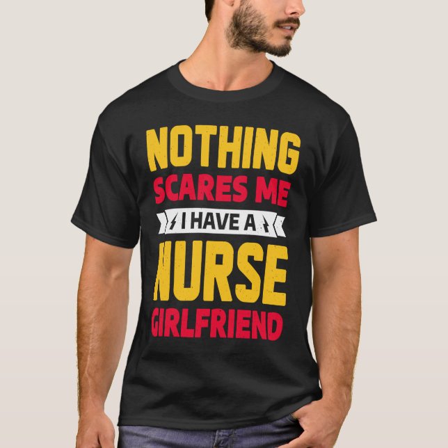 Camiseta Nothing Scares Me I Have A Nurse Girlfriend Boyfri (Anverso)