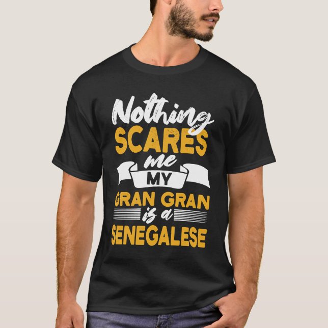 Camiseta Nothing Scares Me My Gran Gran Is Senegalese  Sene (Anverso)