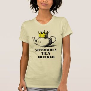 Camiseta Notorio bebebedor de té olla de té real en una cor