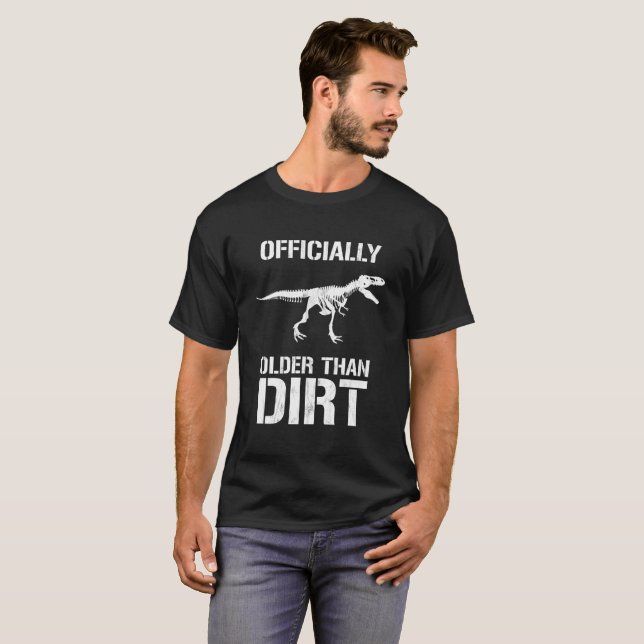 Camiseta Novedad Más Antigua Que el Polvo (Anverso completo)