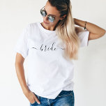 Camiseta Novia boda de escritura moderna en blanco negro<br><div class="desc">Camiseta boda de novia con "novia" en una hermosa tipografía de escritura impresa en el frente. Camiseta simple y ligera en un guión negro de moda. Hace una gran ducha de novia,  una fiesta de soltera o un regalo de boda para la futura Sra.</div>