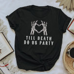 Camiseta Novia de cráneo NOVA o muere hasta la muerte Bache<br><div class="desc">Esta camiseta de "hasta la muerte nos fiesta" de soltera tiene las manos esqueléticas en forma de corazón y un diseño de tipografía atrevido. Empareje esta camisa con la camisa "de la novia o de la muerte" para que la novia tenga un aspecto cohesivo de soltera.</div>