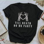 Camiseta Novia de cráneo NOVA o muere hasta la muerte Bache<br><div class="desc">Esta camiseta de "hasta la muerte nos fiesta" de soltera tiene las manos esqueléticas en forma de corazón y un diseño de tipografía atrevido. Empareje esta camisa con la camisa "de la novia o de la muerte" para que la novia tenga un aspecto cohesivo de soltera.</div>