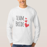 Camiseta Novia de equipo<br><div class="desc">Impresionante diseño con la cita "Novia en equipo" y tres corazones rojos. Una idea estupenda y divertida para una soltera o para la fiesta de bodas.</div>