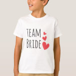 Camiseta Novia de equipo<br><div class="desc">Impresionante diseño con la cita "Novia en equipo" y tres corazones rojos. Una idea estupenda y divertida para una soltera o para la fiesta de bodas.</div>