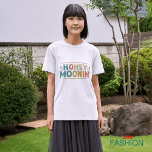 Camiseta Novia de Honeymoonin de TRIXIE Retro 70<br><div class="desc">La camiseta de la luna de miel de miel de novias de TRIXIE Retro 70 presenta una fuente temática retro de los años 70 con un cremoso color naranja. Esta camisa hace el regalo perfecto para una futura novia en su ducha de novia o fin de semana de soltera para...</div>