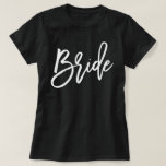 Camiseta Novia de tipografía de guión moderno<br><div class="desc">Diseño de fiesta nupcial de moda y moda.</div>