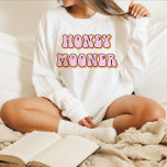 Camiseta Novia temática de Honeymooner de los años 70<br><div class="desc">Camiseta de novia con un estilo retro de los años 70 con color retro rosa naranja. Esta camisa hace el regalo perfecto para una futura novia, una ducha de novia o una celebración de fin de semana de soltera para que pueda usarlo en su luna de miel. ¡Los colores son...</div>