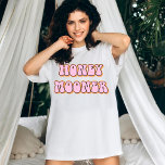 Camiseta Novia temática de Honeymooner de los años 70<br><div class="desc">Camiseta de novia con un estilo retro de los años 70 con color retro rosa naranja. Esta camisa hace el regalo perfecto para una futura novia, una ducha de novia o una celebración de fin de semana de soltera para que pueda usarlo en su luna de miel. ¡Los colores son...</div>