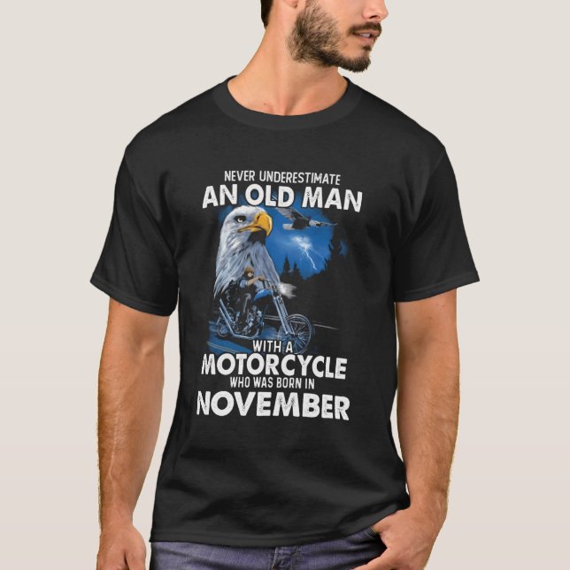 Camiseta Noviembre Nunca Subestimar A Un Viejo Con Mucha Ge (Anverso)