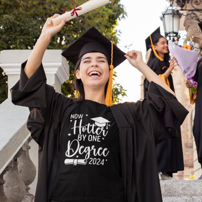Camiseta Now Hotter By one Degree 2024 Funny Graduated Gift (Subido por el creador)