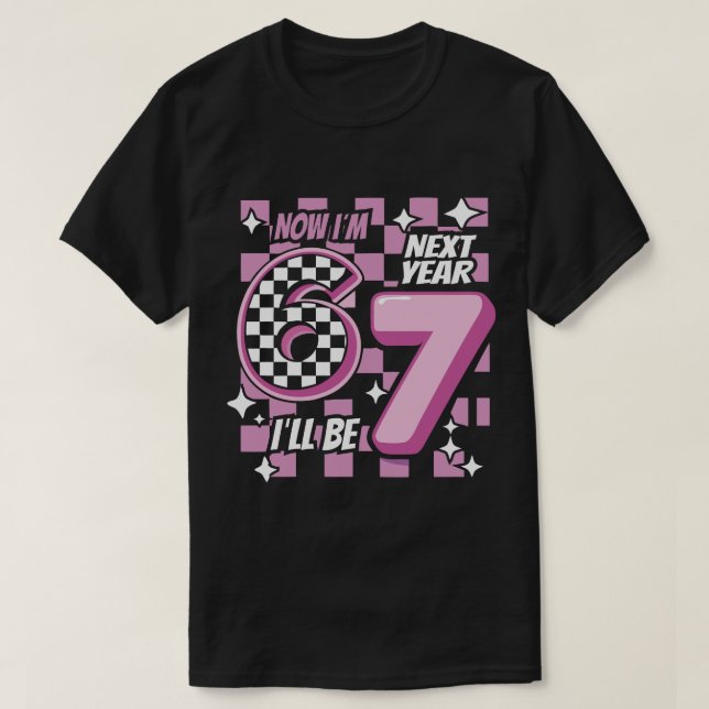 Camiseta Now I'm 6 Next Year I'll Be 7" Pink Checkered Meme (Diseño del anverso)