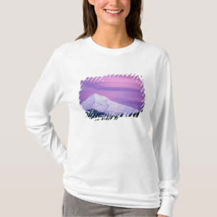 Camiseta Nubes de color púrpura profundo rodean el Monte Ho