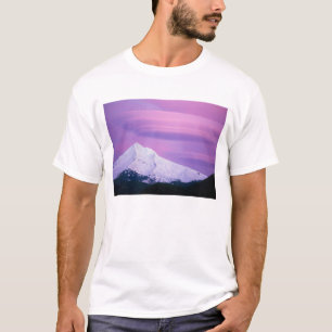 Camiseta Nubes de color púrpura profundo rodean el Monte Ho
