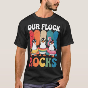 Camiseta Nuestra bandada rocas familia de pingüinos adorabl