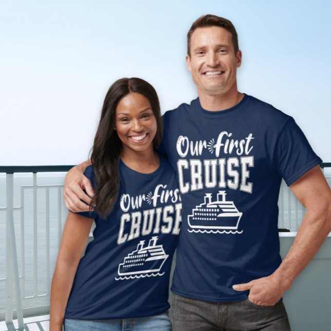 Camiseta Nuestra primera familia de cruceros en la marina (Our First Cruise Family Vacation Trip Navy)