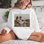 Camiseta Nuestra primera Navidad como Sr. y Sra. Typography<br><div class="desc">Celebra tu primera temporada de fiestas junto con nuestra primera Navidad como el Sr. y la Sra. Typography Photo T-Shirt. Este elegante y clásico diseño presenta una tipografía minimalista limpia con un guión escrito a mano que captura la esencia de tu primera Navidad como pareja casada. Con la opción de...</div>