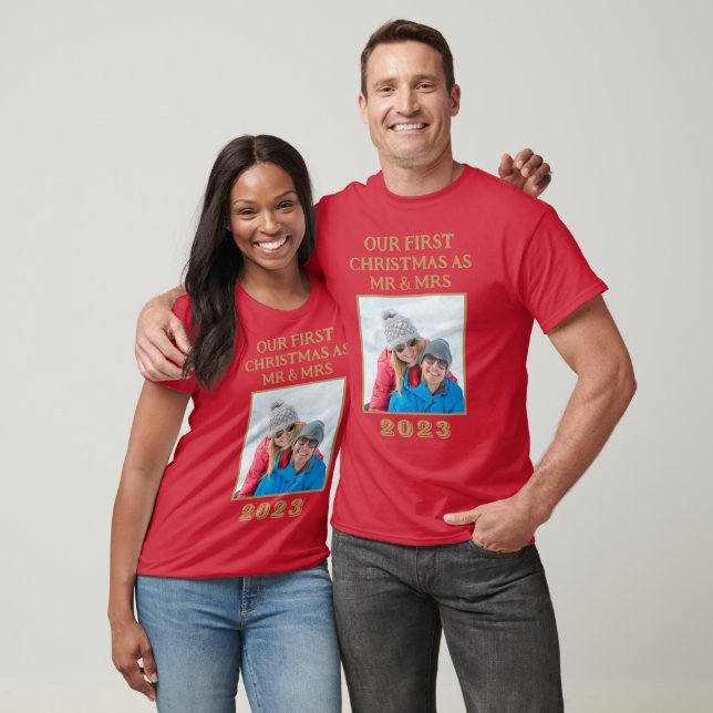 Camiseta Nuestra Primera Navidad Mr. & Mrs. Red And Gold Ph (Unisexo)