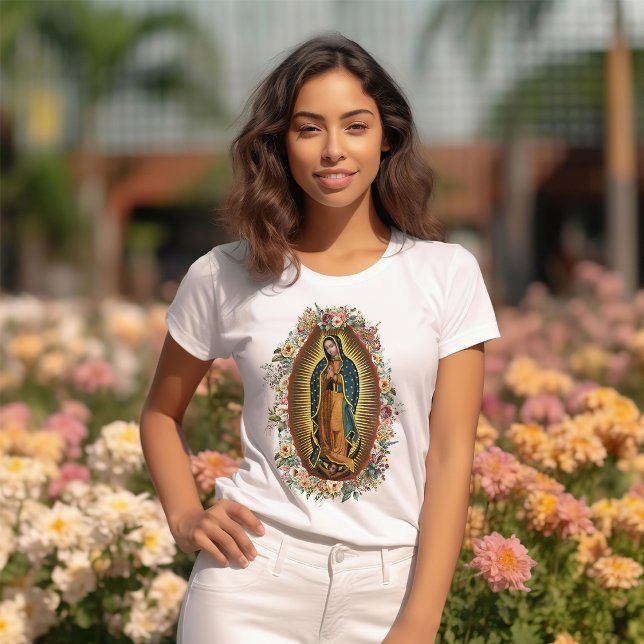 Camiseta Nuestra Señora de Guadalupe Virgen de Guadalupe (Our Lady of Guadalupe, Virgen de Guadalupe vintage image of Mary with watercolor roses.)