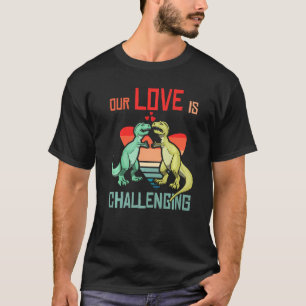 Camiseta Nuestro amor desafía los divertidos dinosaurios am