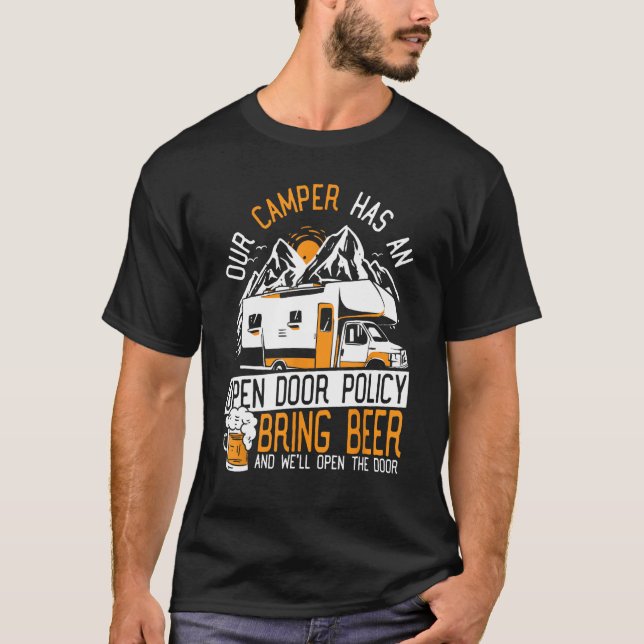 Camiseta Nuestro Camper Tiene Una Política De Puertas Abier (Anverso)