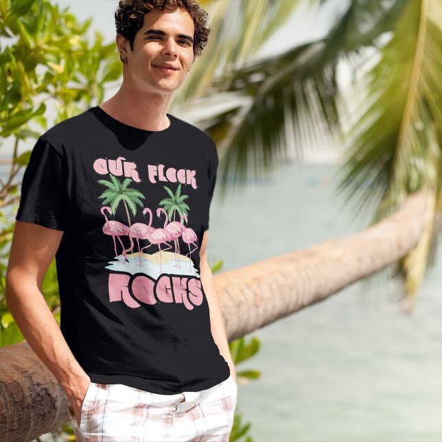 Camiseta Nuestro grupo familiar Flock Rocks Flamingos (young man in tropical beach setting wearing pink flamingo Our Flock Rocks family reunion t-shirt)