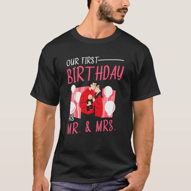 Camiseta Nuestro Primer Cumpleaños Como Diciendo Sr & Sra E (Anverso)