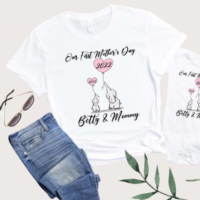 Camiseta Nuestro primer día de la madre, coincidiendo con m (Subido por el creador)