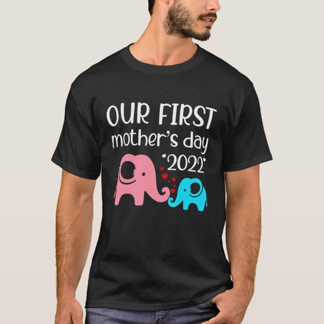 Camiseta Nuestro primer día de la madre junto a la pareja d (Anverso)