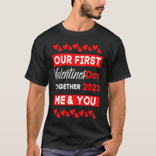 Camiseta Nuestro Primer Día de San Valentín Juntos 2023 Coi