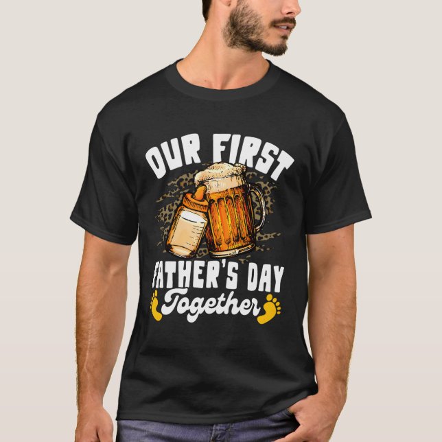Camiseta Nuestro Primer Día Del Padre Juntos Papá E Hijo At (Anverso)