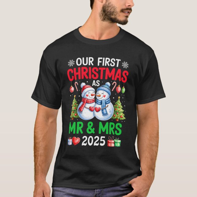 Camiseta Nuestro Primer Navidad Como Sr & Sra 2025 Muñeco d (Anverso)