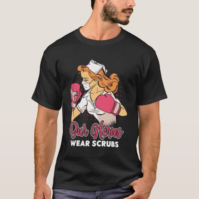 Camiseta Nuestros Héroes Usan Escrubos Médico Cirujano Asis (Anverso)