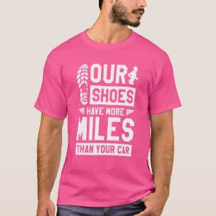 Camiseta Nuestros Zapatos Tienen Más Millas Que Su Maratón