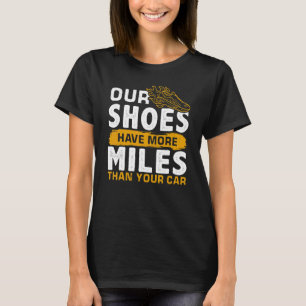 Camiseta Nuestros Zapatos Tienen Más Millas Que Tu Coche
