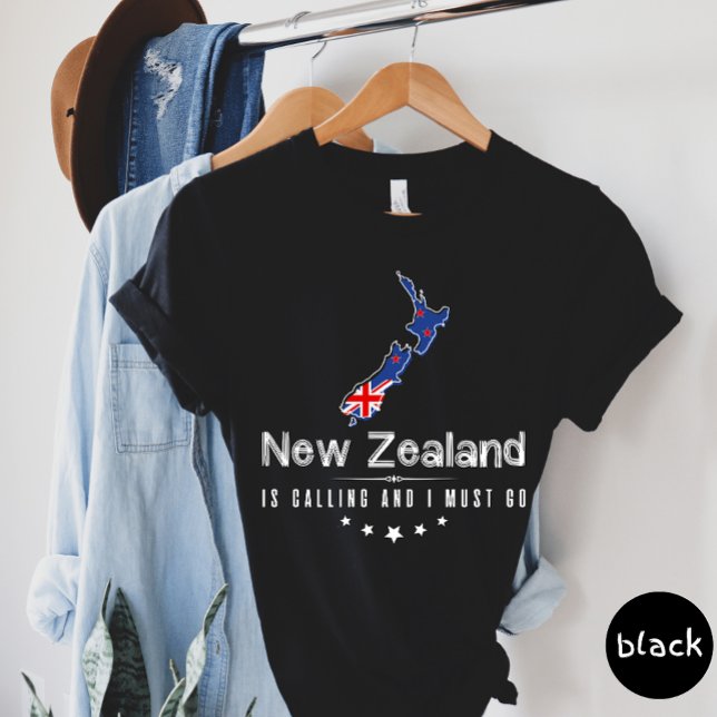 Camiseta Nueva Zelanda Está Llamando Y Tengo Que Ir De Cami (Subido por el creador)