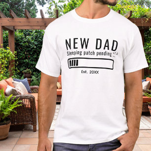 Camiseta Nuevo Papá Parche Durmiendo Tipografía Negrita