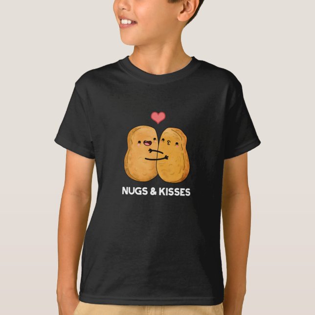 Camiseta Nugs And Kiss Graciosos Pollos Nugget Pun Dark BG (Anverso)
